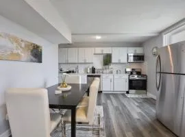 Cozy Chic 4BD 2BA Oak Park Penthouse