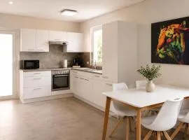 CROWN LIVING Design Apartment Altach - Ideal für Feriengäste und Geschäftsreisende, kostenloser Parkplatz, WLAN, Küche, Self Check-in