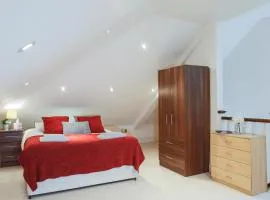 Finchley Central Spacious 3 bed triplex loft style apartment