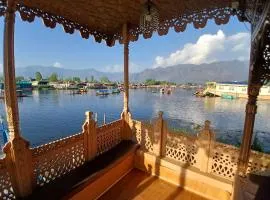 Heritage young Beauty star group of houseboats