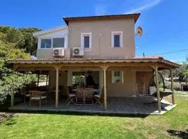 Beachside Garden Villa with Spacious Private Garden in Çeşme