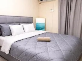 Bird's Nest Rooms Deluxe Queen Room Shared Kitchen & Living Area