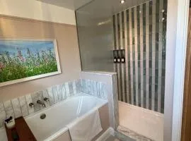 Bright Room with Gorgeous Shared Bathroom & Parking
