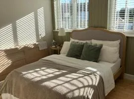 Bright Private Room in Home with Gorgeous Shared Bathroom & Parking