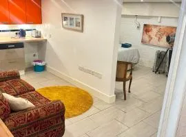 Studio Retreat and Private Garden with Own Entrance