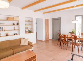 Cube House - detached home with garden and parking, hotel em Volos