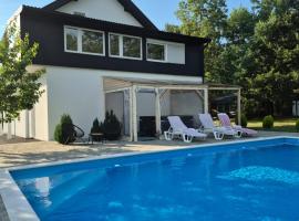 Lika Relax and Party House with sauna, jacuzzi and outdoor heated swimming pool, hotel en Lovinac
