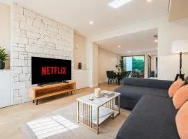 2 Bedroom Apartment Darlinghurst with Patio Access