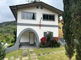 Alojamento de 10 a 20 Pessoas no Sítio Toca da Onça com Piscina, Saúna, Hidro Massagem, Sala de Jogos, Lago, Namoradeira e Jardim, Wi-fi