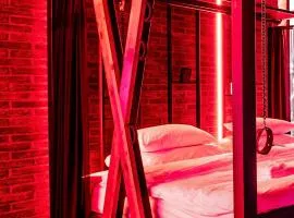 Nikisz Red BDSM