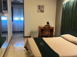 Hotel Joy، فندق في كاستيل فولتورنو