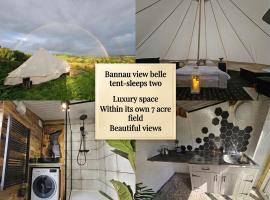 Welsh hilltop escape Llandeilo-Glamping and holiday let, готель у місті Лланділо