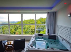 Private wellness with panoramic view, sauna & jacuzzi، فندق في ماريبور