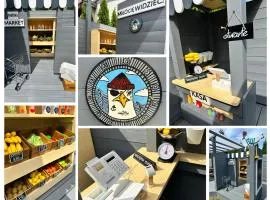 Willa Magnolia - pokoje i apartamenty - rowery - plac zabaw MONTESSORI - basen - pokój zabaw