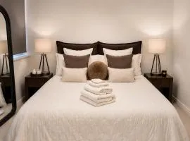 Luxury Central Solihull Apt - King Bed, Sofa Bed & 2 Parking Spaces