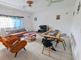 Le Petit Cocon de Ouidah - Chambre Climatisee - Plage a 10 min - Appt cosy - Salon, Cuisine et balcon communs
