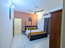 Petit Cocon de Ouidah - Chambre Cosy Climatisée - Plage a 10 min - Salon, Cuisine et balcon