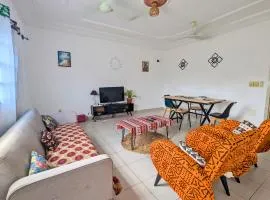Petit Cocon de Ouidah - Chambre Cosy Climatisée - Plage a 10 min - Salon, Cuisine et balcon