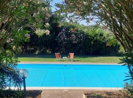 Podere Il Cerrone app Romilda con piscina, hotel u gradu 'Fauglia'