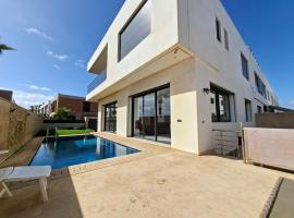 villa luxueuse plage les princesses SIDI EL ABED, 4 CHAMBRES 420 M2, hôtel à Temara