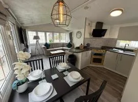 Palm Grove 2- Golden Palm - Pet friendly, WiFi, bed linen, central heating - Meadow Lakes Caravan & Lodge Hire
