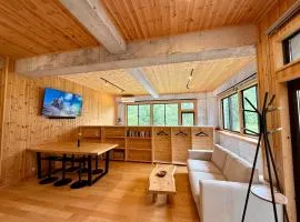 TATEYA VACATION 8 Cozy Modern Suite by the Creek