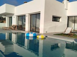 Villa Brela Sunset, hotel sa Al Matlīn