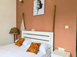 Petit Cocon de Ouidah - Chambre Cosy Ventilée - Plage a 10 min - Salon, Cuisine et balcon