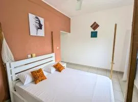 Petit Cocon de Ouidah - Chambre Cosy Ventilée - Plage a 10 min - Salon, Cuisine et balcon