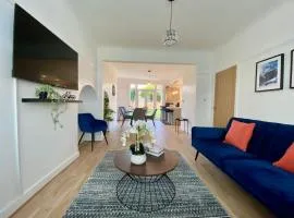 Mackets House - Hunts Cross - Sleeps 7 -Parking