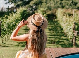 Sen i Wino, domki i apartament na winnicy ze strefą SPA، فندق في جيفيتس