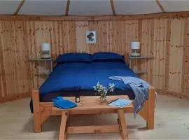 Cozy Retreat Sleeps 2 with Hot Tub & Pets Ok