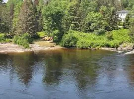 Domaine d'exception, bord de rivière, plage privée, spacieux chalet pour grande famille ou entre amis - activités, spa 10 places