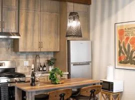 Orion C, Cozy 1BR Retreat, Pool, Grill