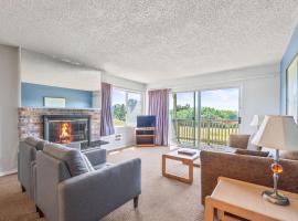 2-Bedroom Suite with King Bed and Fireplace - Pool and Hot Tub, hôtel à Ocean Shores