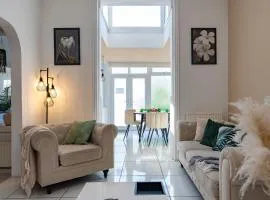 Open Mind Property - HotTub, 8 Beds & 2 Car Spaces