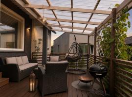 Modern lägenhet med trädgård på Österlen, nära hav & golf, hôtel à Gärsnäs