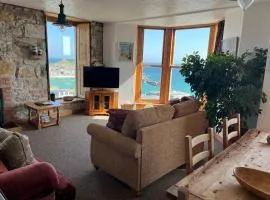 Huers Watch Beautiful Apartment with Panoramic Views over St Ives Bay and private parking