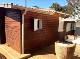 Hourtin Charmant Chalet avec Salon de Jardin, hotel Hourtinban
