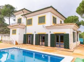 Villa con chimenea barbacoa y vistas panorámicas.