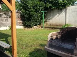 Maison spacieuse avec jardin, BBQ, table de ping-pong, proche commerces, pour 9 personnes et bébés - FR-1-581-96