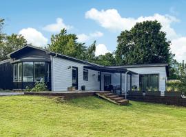 Beach Front Home In Mesinge With Wifi, Hotel in Mesinge