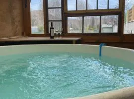 Cabaña con quincho, tinaja y piscina