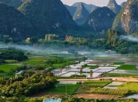 Yangshuo Fadai overhanging hot spring light luxury hotel, Hotel in Gaotian