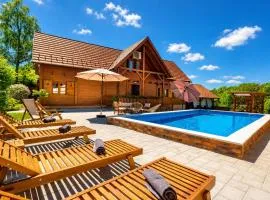 Rustic Cottage With Heated Pool - Happy Rentals