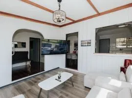 Morden 3 bedrooms house with office (Air-con)