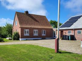 Large Holiday Home Near Bovbjerg Lighthouse, hotel u gradu 'Lemvig'