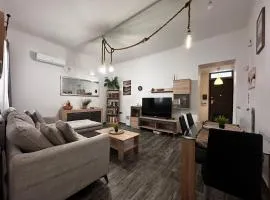 Iliana 6 min walk to Metro