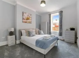 NEW! Stunning 4 Bedroom Home in South Shields by Stay With Us, Perfect for Families & Contractors!, FREE Parking!