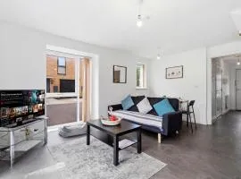 Modern house in City Centre with private parking and gated property